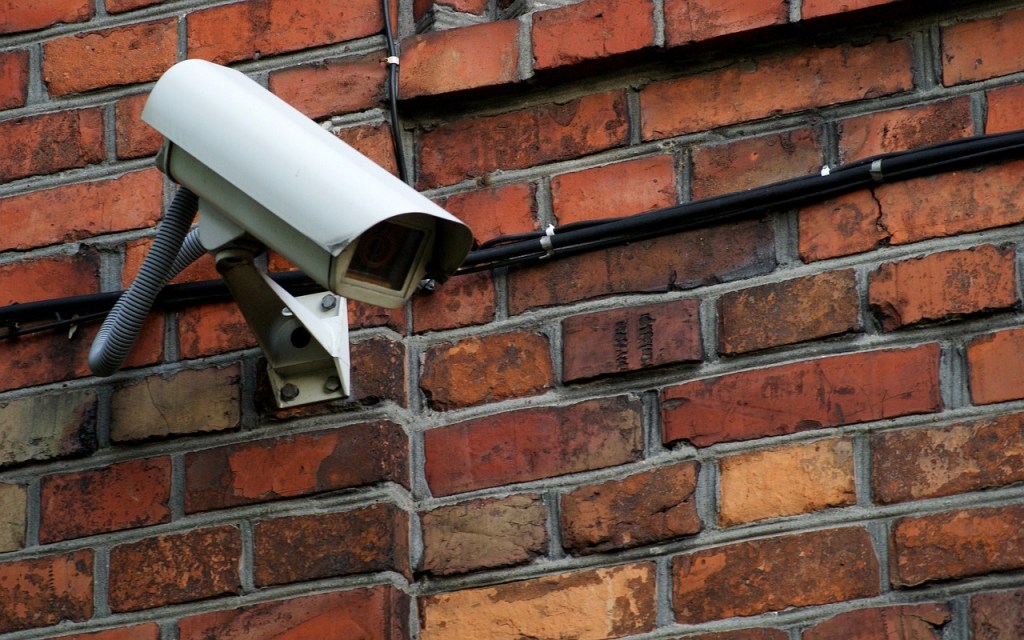 Cámara IP de videovigilancia instalada en vivienda